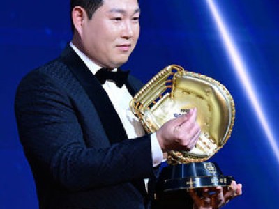 두산 포수 골든글러브 기념상품 출시에 팬들 반응 뜨거워