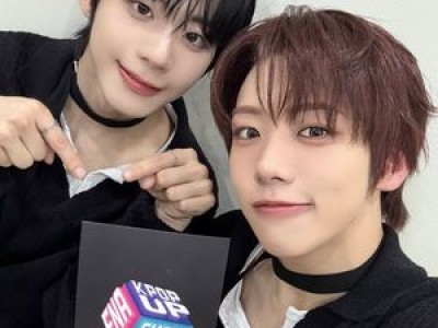 아홉 최고 아티스트로 선정 팬들 환호